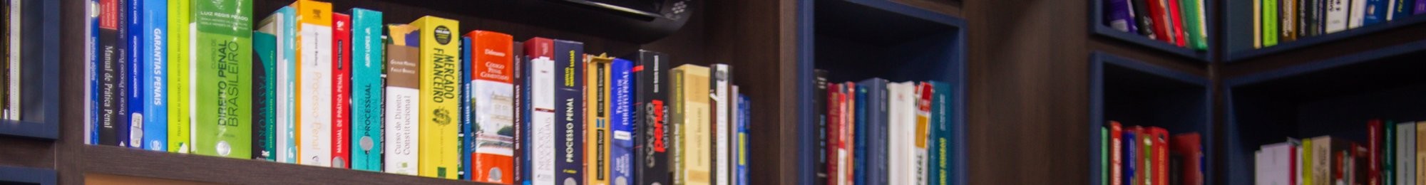 Estante de livros jurídicos do escritório FBPS