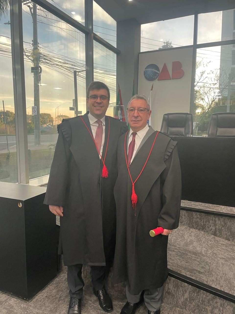 Guilherme e Agostinho Pinto da Silva com o diploma de jubilamento na sede da OAB/RS