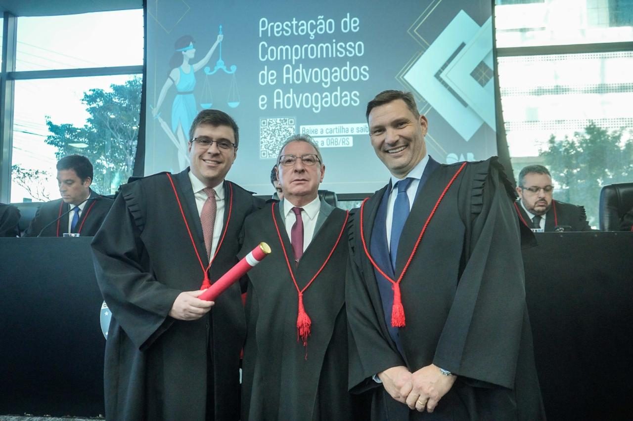 Guilherme Pinto da Silva, Agostinho Pinto da Silva e o presidente da OAB/RS, Leonardo Lamachia, na solenidade de jubilação
